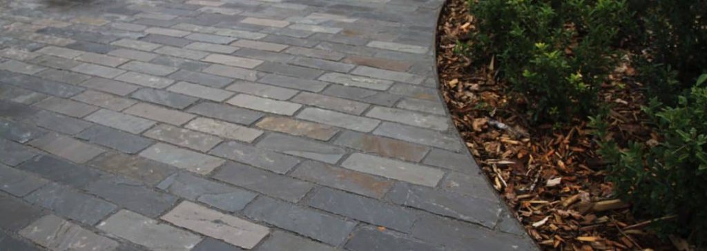 dallage en kota abordant des massifs