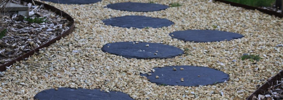 pas japonais rond dans gravillons blancs