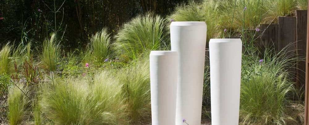 pots de fleurs devant massif de stipa