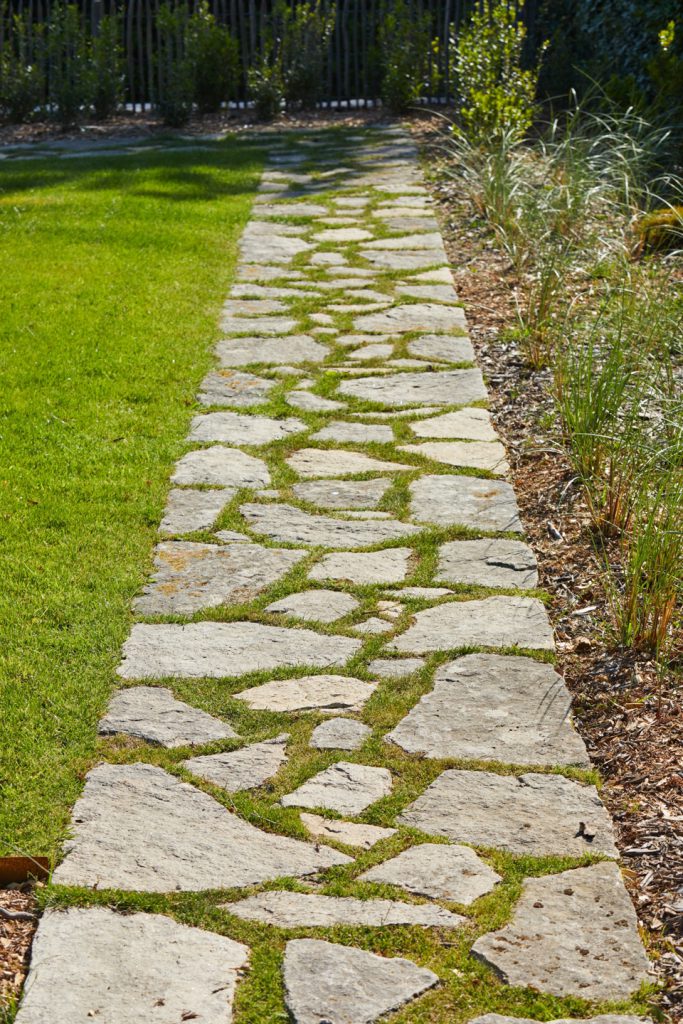 allée en opus incertum et joint gazon