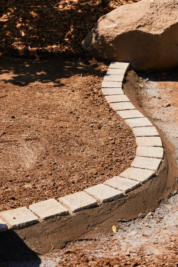 chaînette de pavé en délimitation d'un gazon