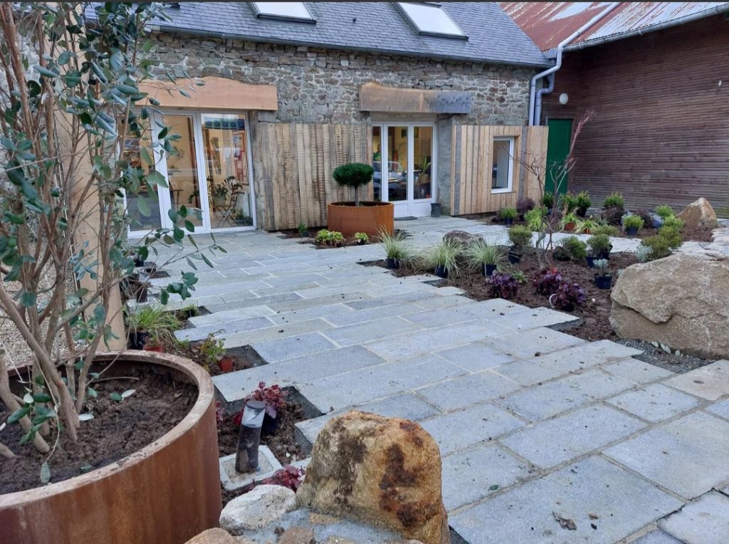 entrée d'entreprise en dalle de luzerne avec roche