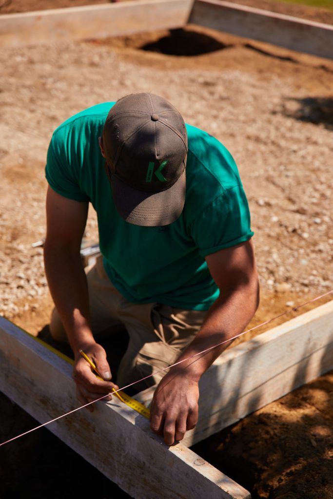 Technicien kerne paysage traçant des repères