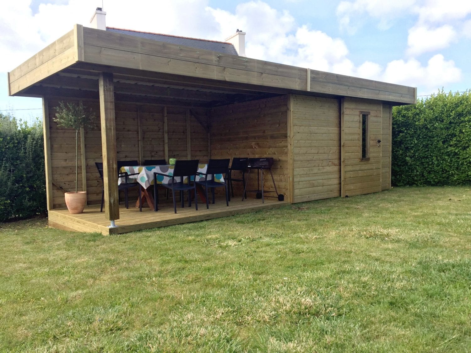 abri en bois avec pergola intégrée