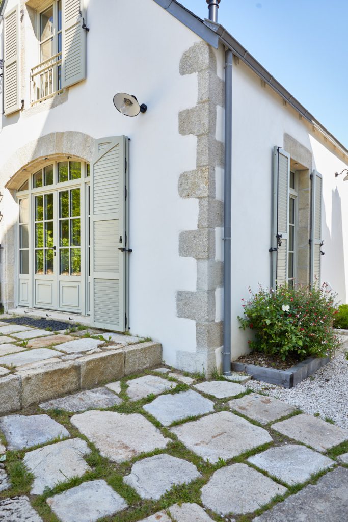 entrée de maison en dalle avec joint naturel