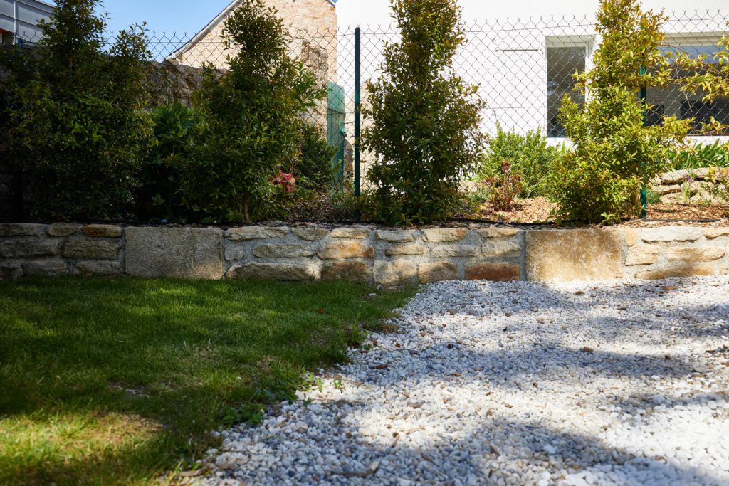 murets en pierre alterné entre roche taillée et pierres