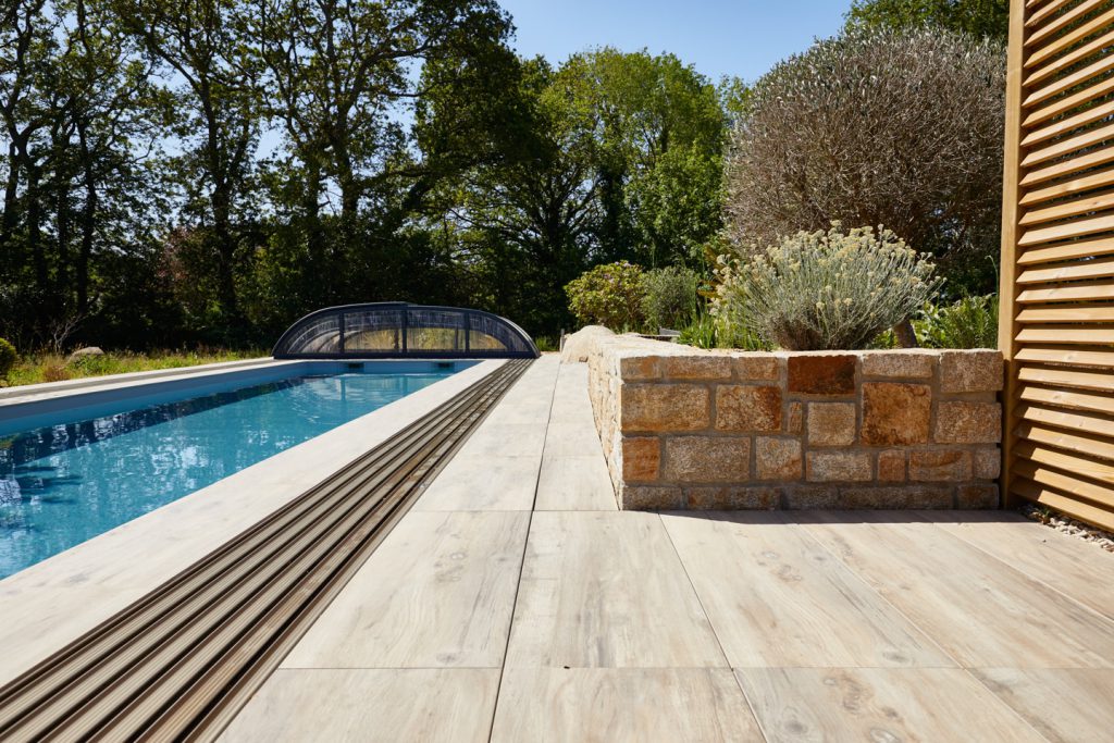 Vue sur piscine terrasse kerne paysage