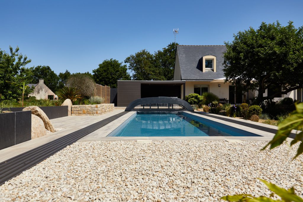 vue sur la piscine, la pool house, les murets et la végétation