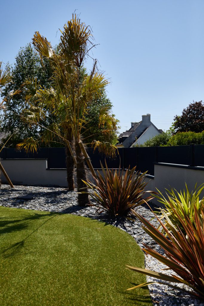 massif minéral et gazon synthétique