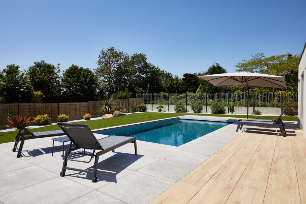 jardin avec piscine margelle et plage en gres ceram