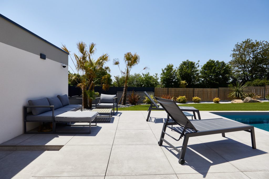 coin repos le long d'une piscine en grès ceram