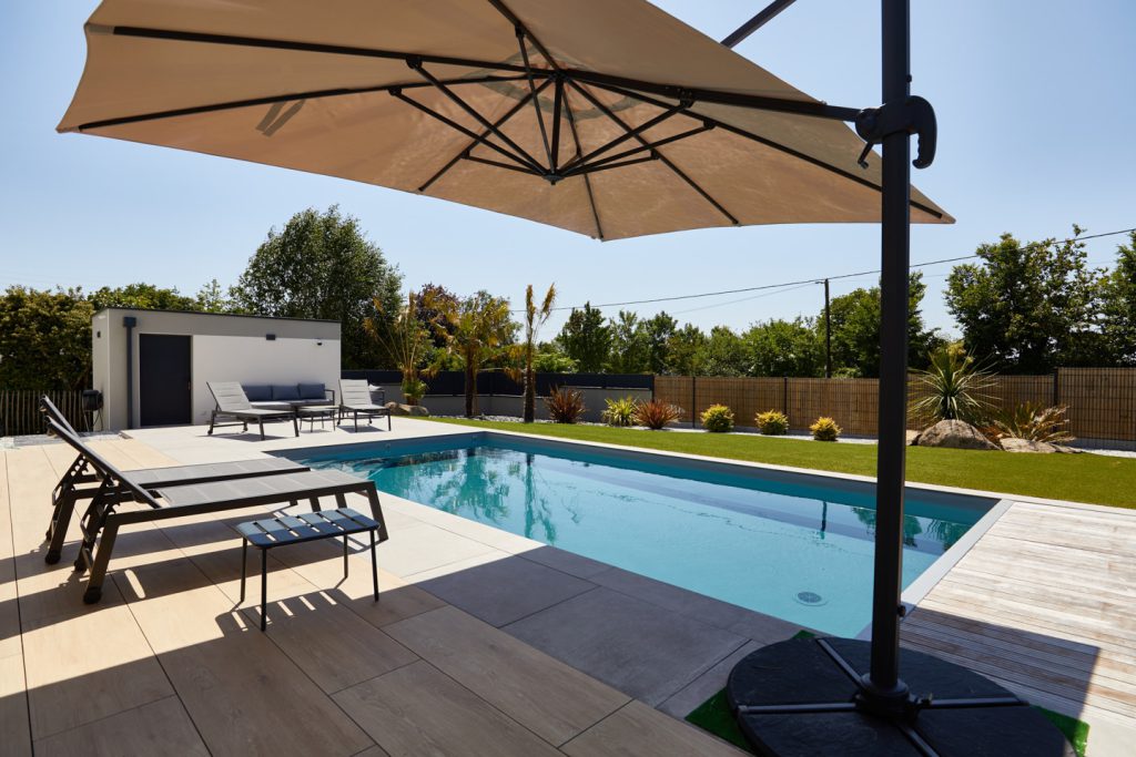 piscine intégrée dans une terrasse en grès ceram
