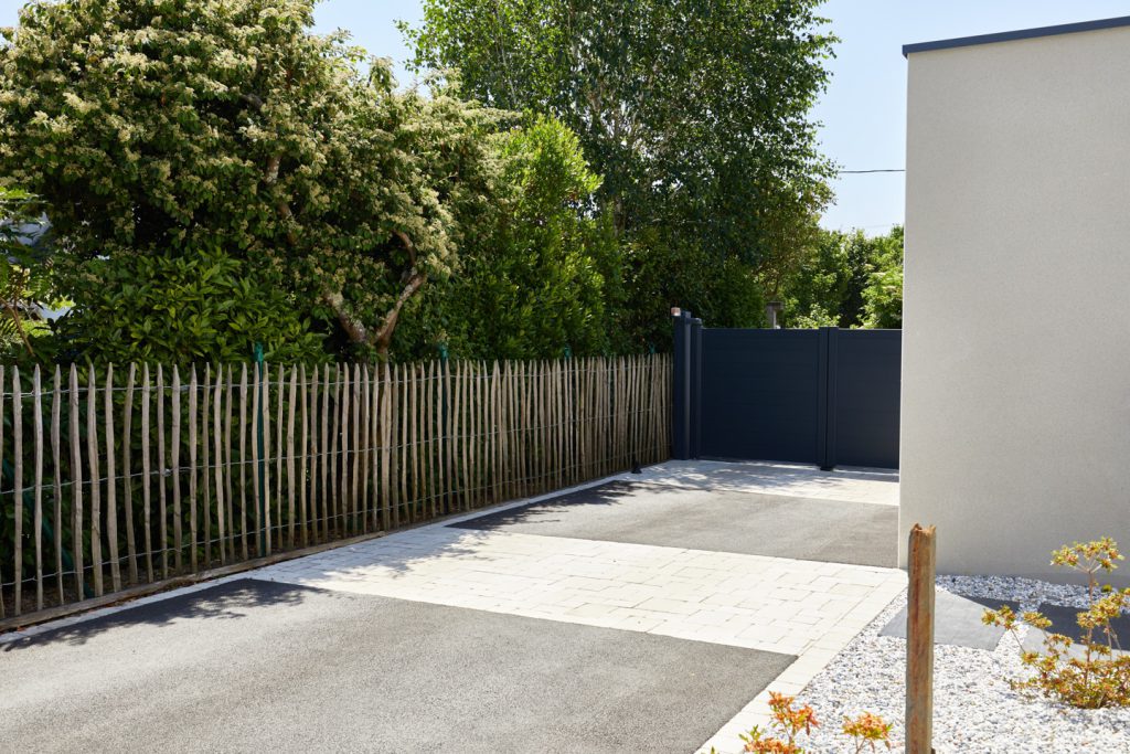entrée de maison en enrobée et pavage, clôture en ganivelle