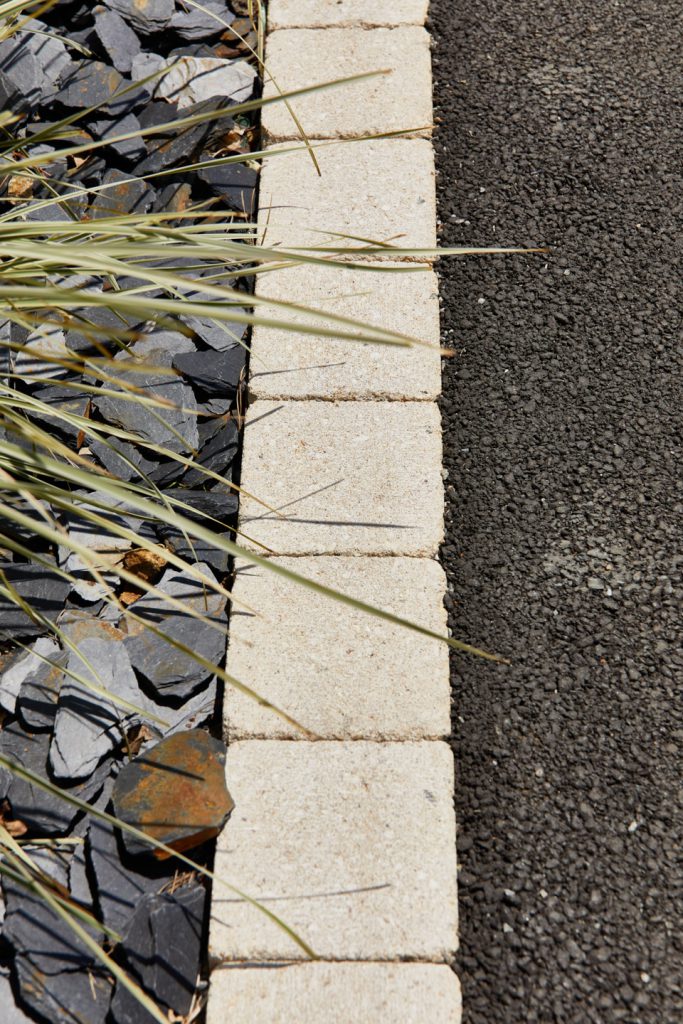 chaînette pavé le long d'un enrobé