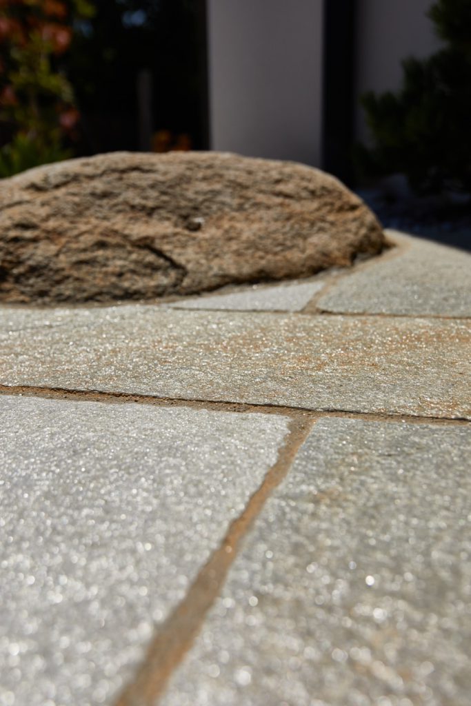 roche intégrée dans sol en dalles de luzerne