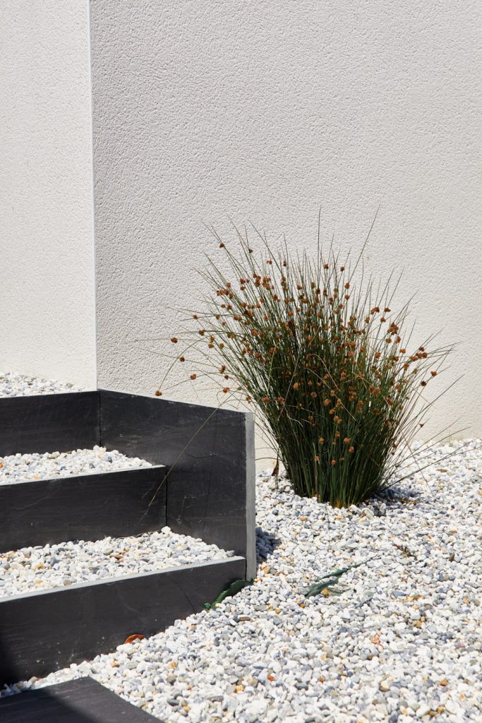 escalier en ardoise dans massif minéral