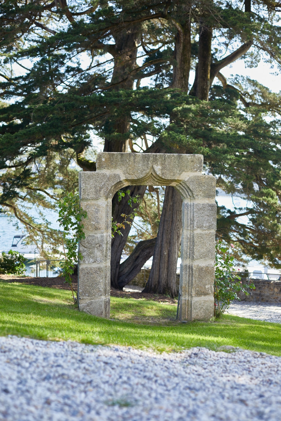 arche en granit devant deux cyprès