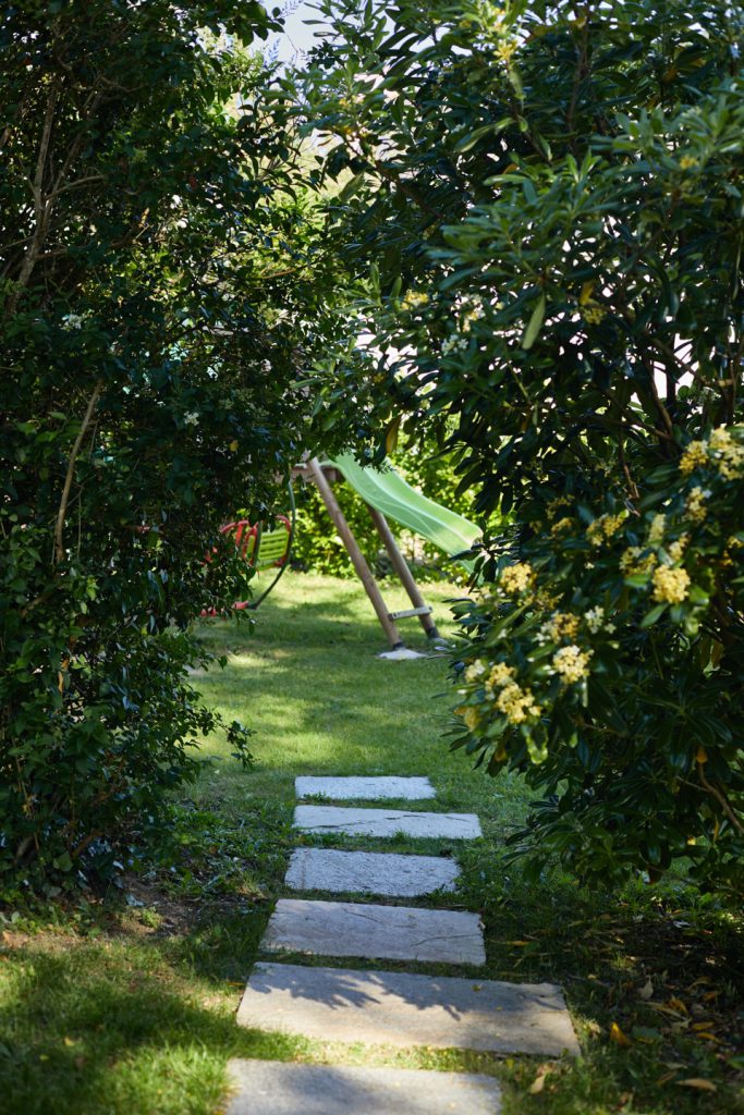 pas japonais menant à une balançoire