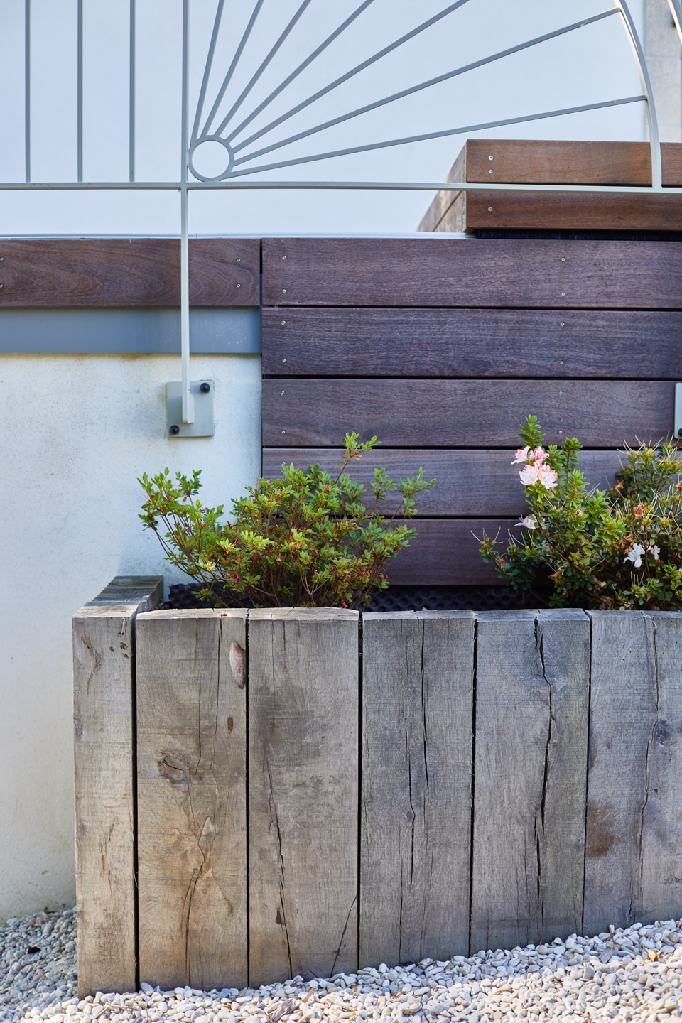 Jardinière faite avec des poutres paysagères
