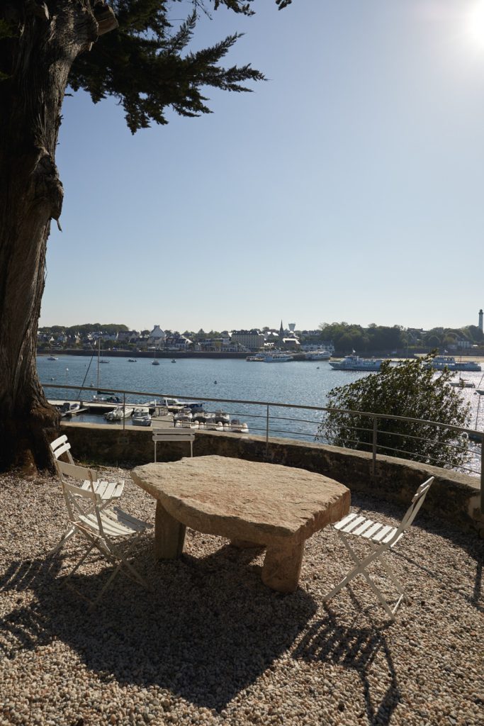 table en granit face à la mer