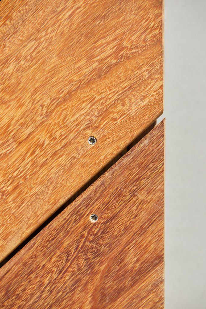gros plan sur des têtes de vis dans des lames de terrasses en bois ipé