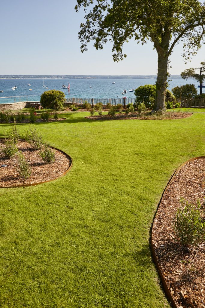 gazon de bord de mer avec des massifs autour