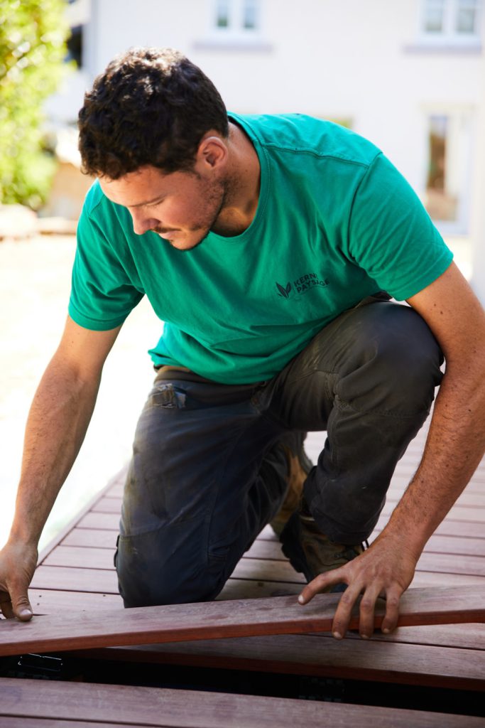 Nicolas fixant une lame de bois sur système grad