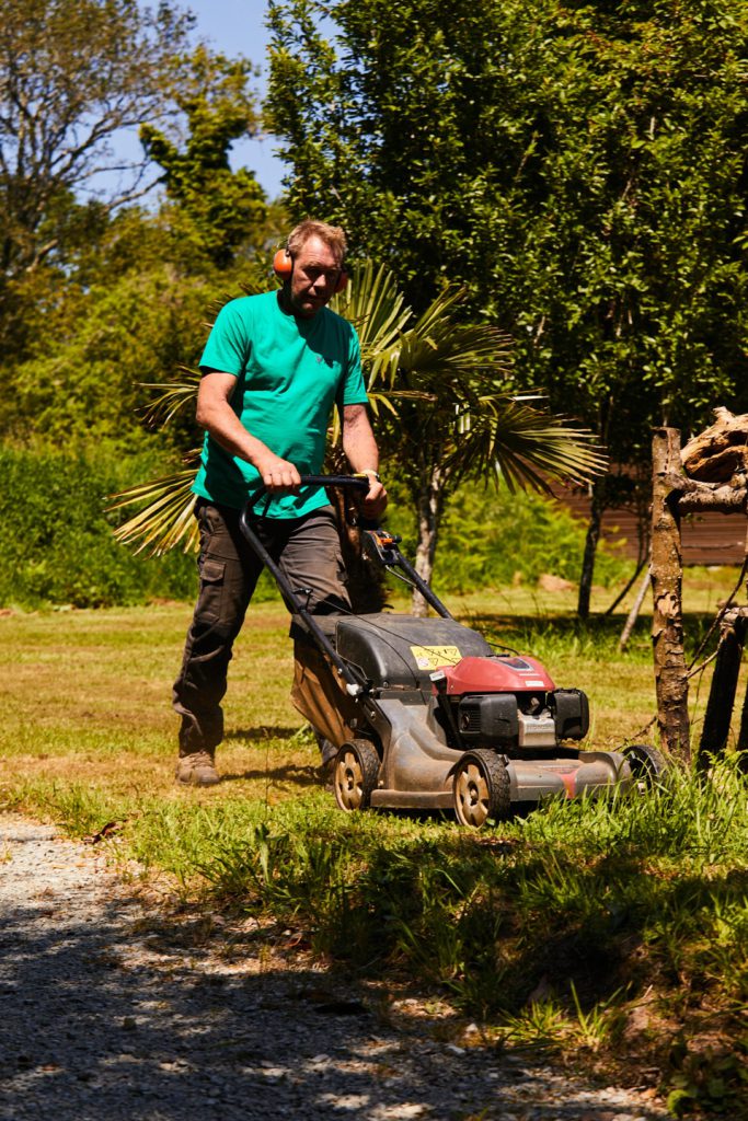 Thierry passant la tondeuse