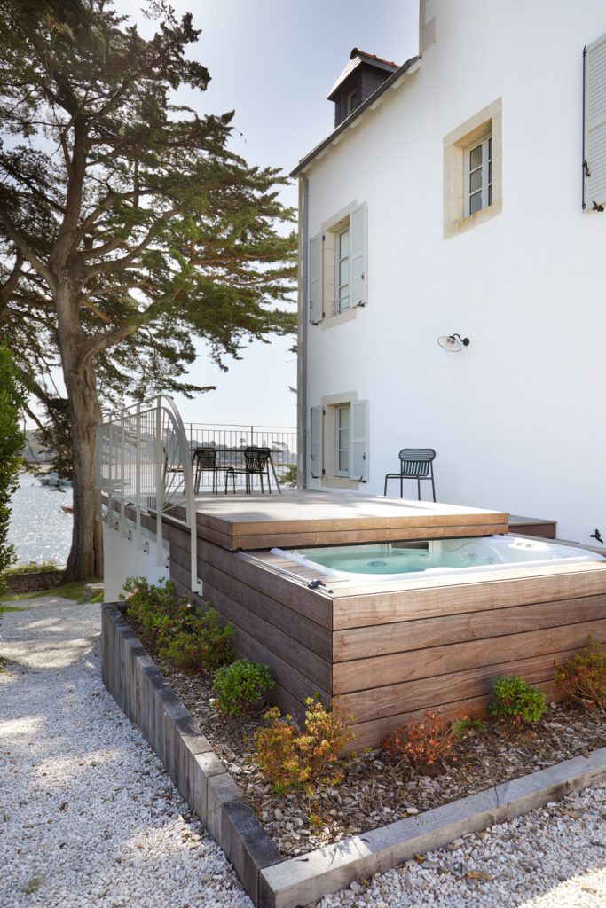 spa intégré dans une terrasse bois sur un chantier à sainte marine