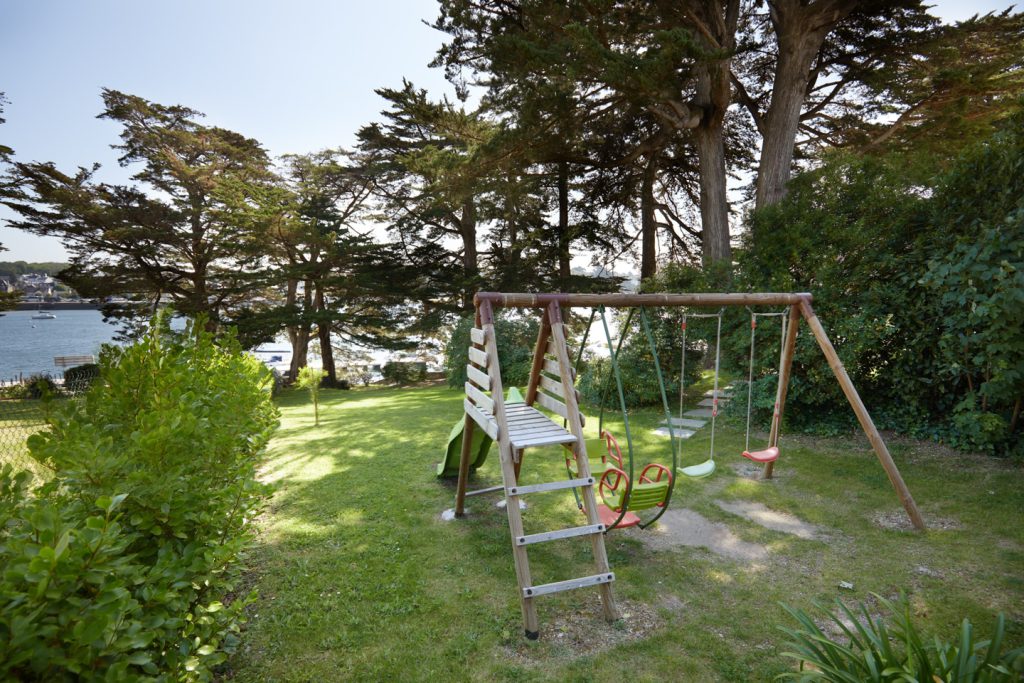 balançoire devant la mer ) sainte marine