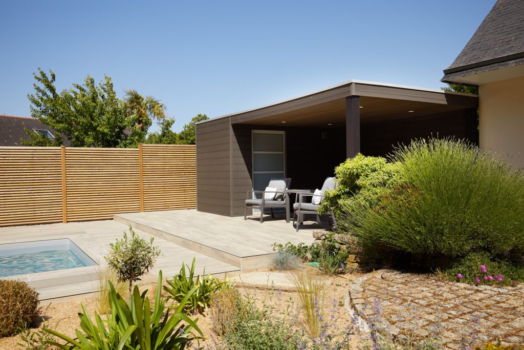 pool house devant une piscine