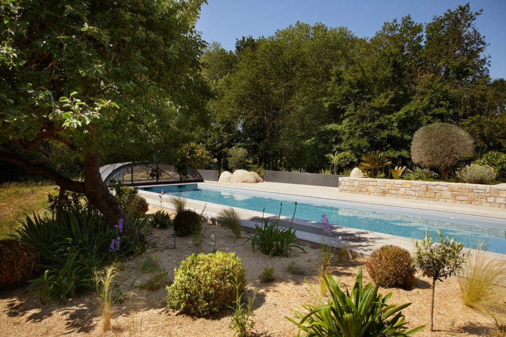 piscine avec un muret en pierre taillée