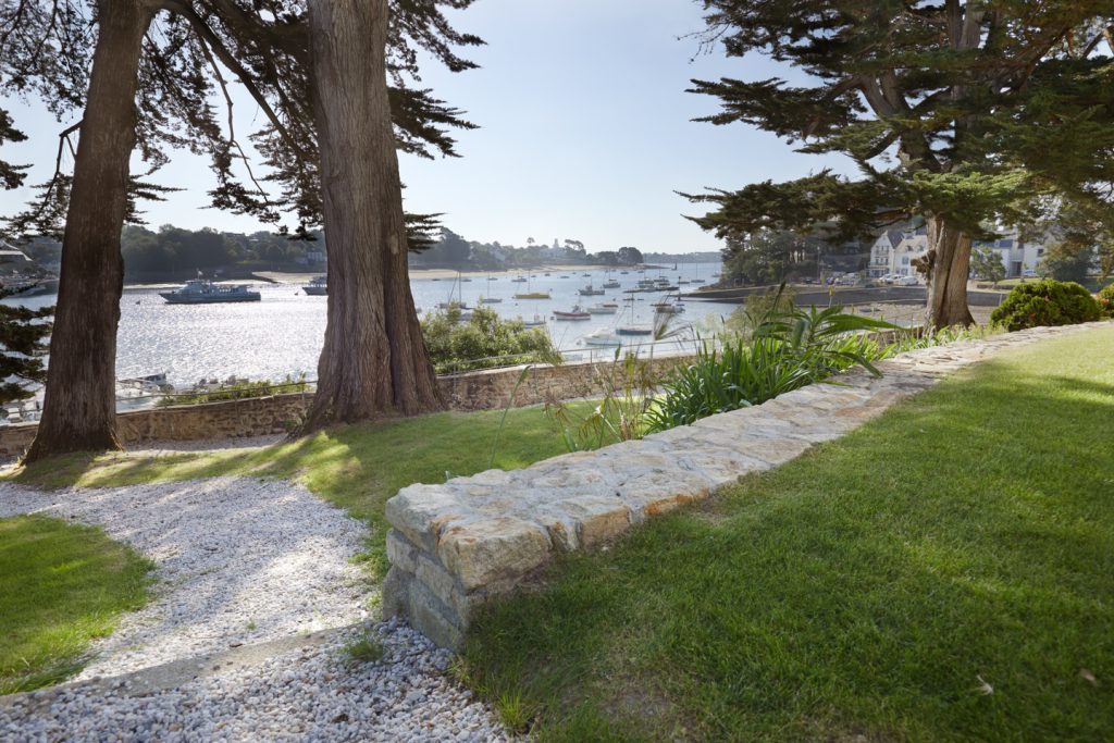 murets en pierre jointoyées délimitant la pelouse et surplombant la mer