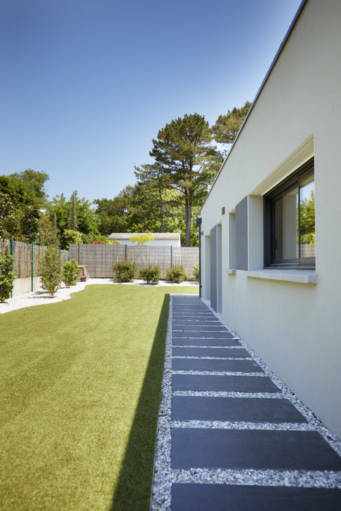 allée en pas japonais ardoise le longe de la maison