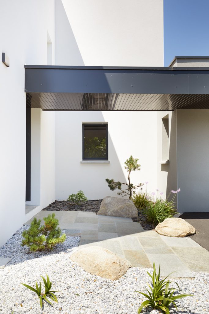 entrée de mason en dalle de luzerne et pierre naturelle