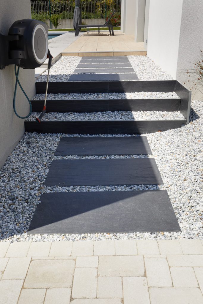 escalier et allée en pas japopanis en ardoise