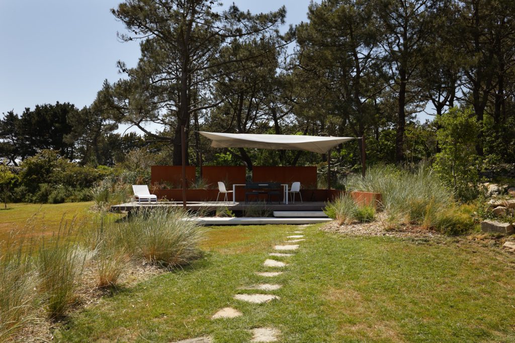 terrasse en bois entouré de corten avec une voile d'ombrage dans un jardin Kerne Paysage