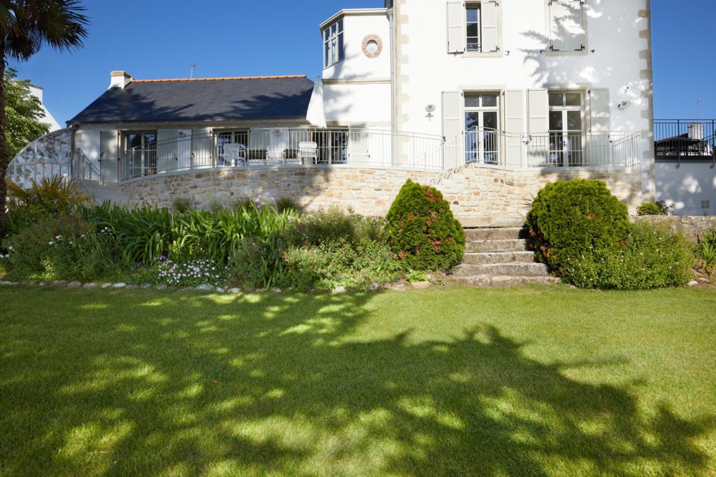 escalier en granit qui coupe un massif en deux avec des thuya de chaque côté