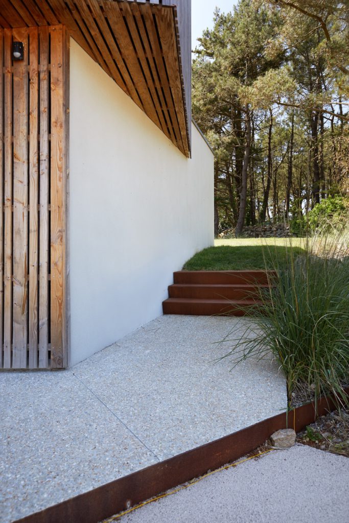 Escalier en corten le long d'une maison