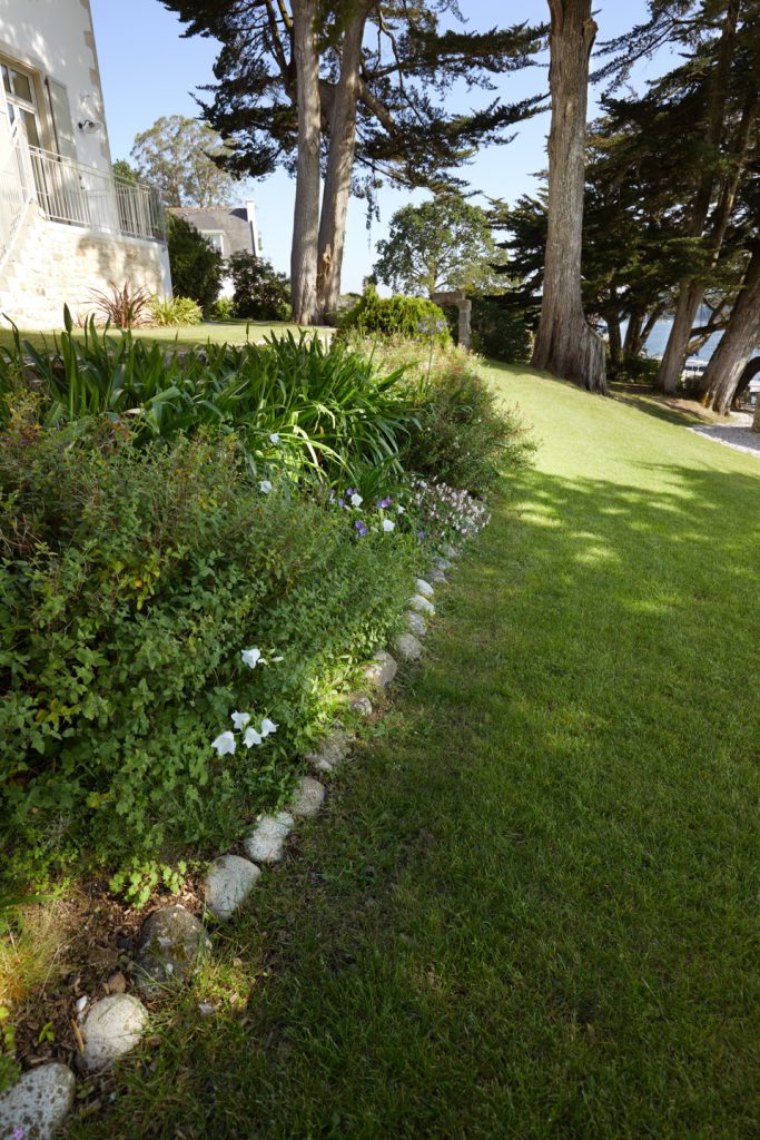 massif avec bordure en galet