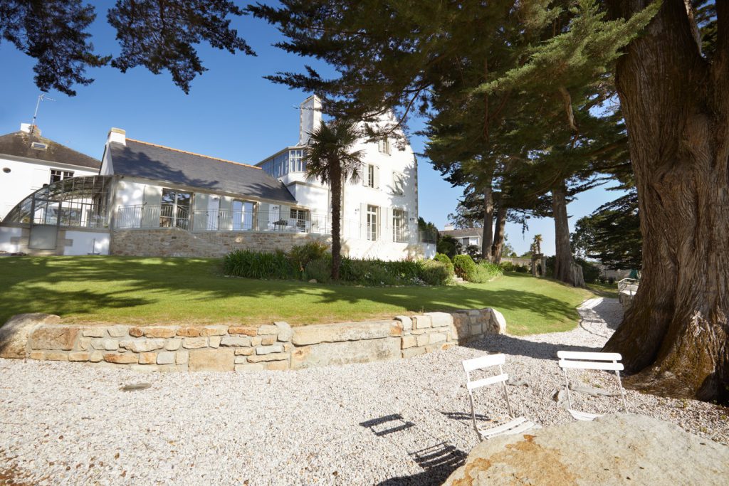 vue sur le muret , les massifs et la maison