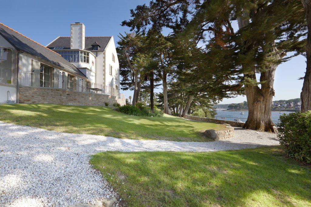 vue sur le jardin et ses allées en gravillons à sainte marine
