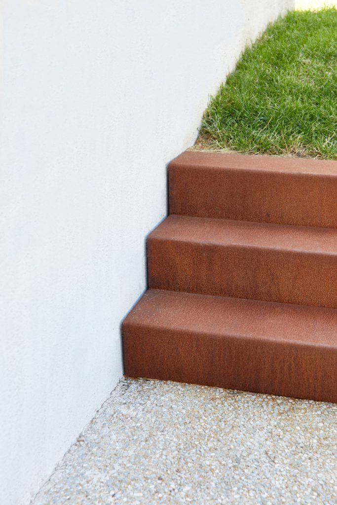 gros plan sur des marches en corten