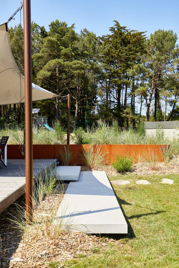 marche suspendue pour accès à une terrasse bois