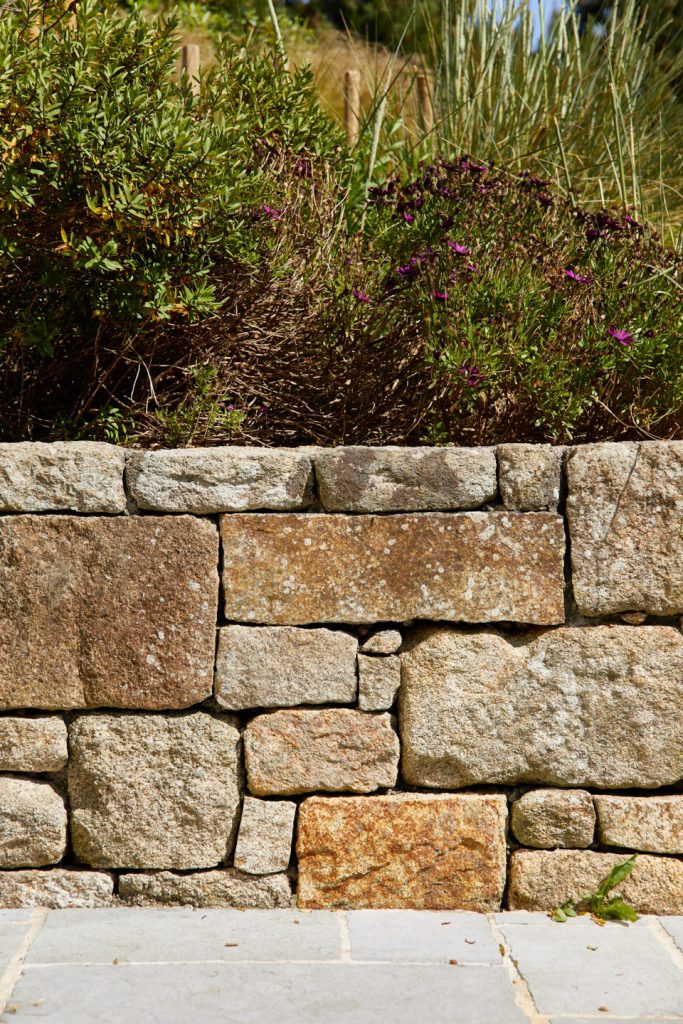 mur en pierre taillé en bord de terrasse