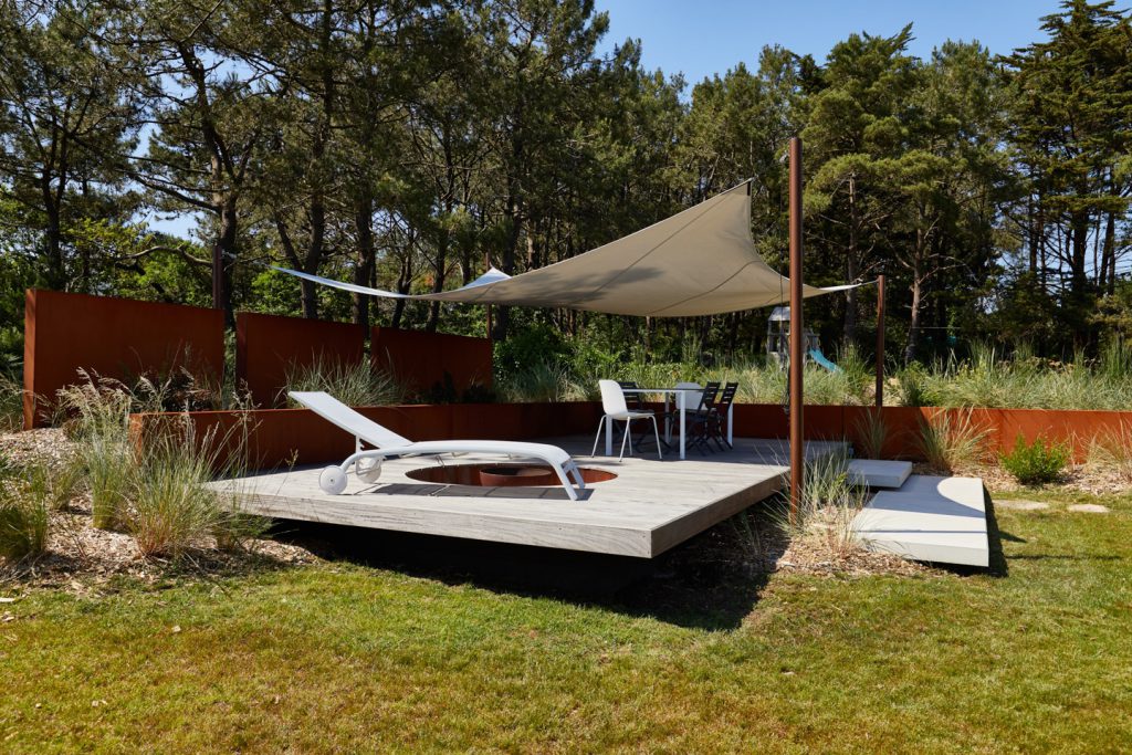 Terrasse bois suspendu avec braséro intégré et voile d'ombrage