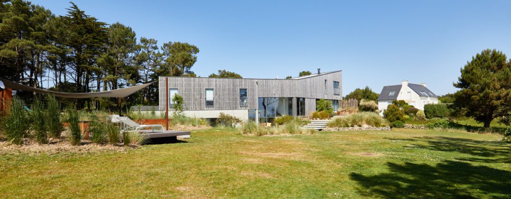 vue sur une maison moderne et son jardin paysagé avec terrasse et escalier suspendu Kerne paysage