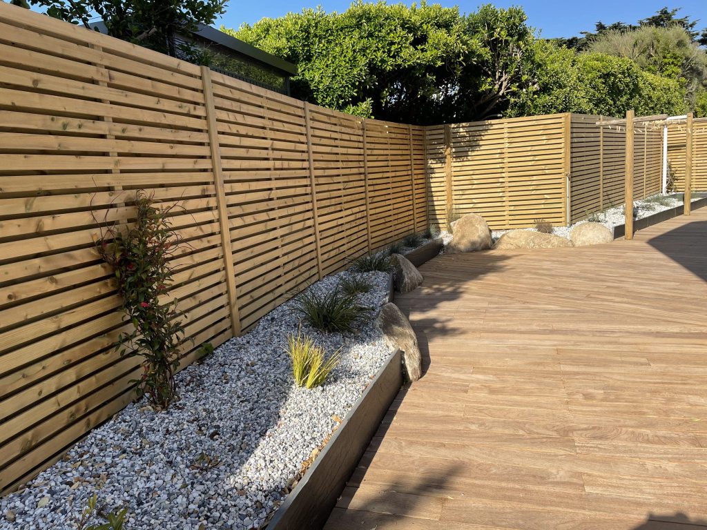 allée en bois devant cloture en claustra bois