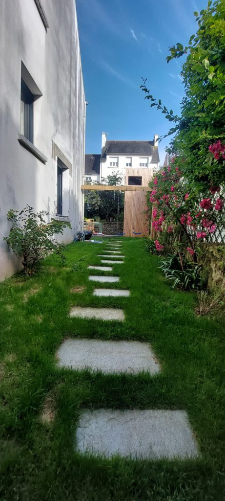 allée en pas japonais dans jardin de ville