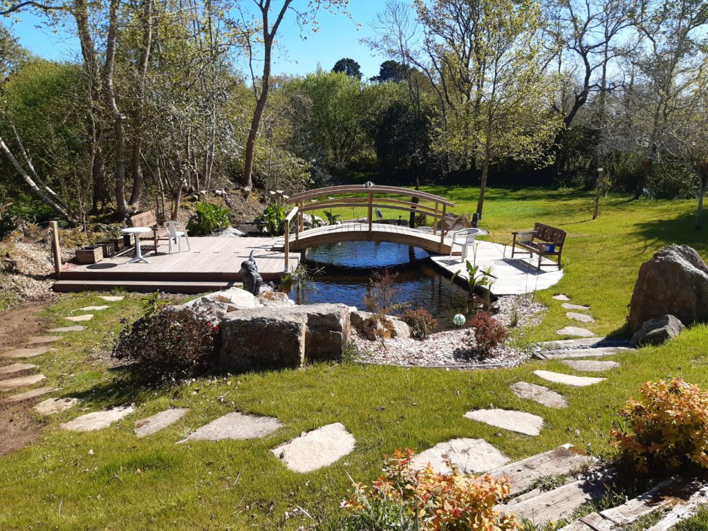 bassins dans un jardin avec terrasse suspendue et paserelle bois